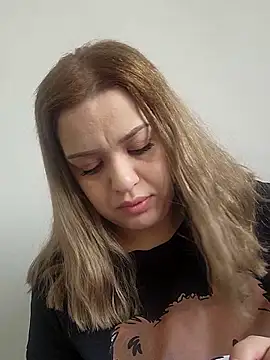 Snapshot of cansuozell chatting on November 6, 9:24 am cansuozell online show from November 6, 9:24 am