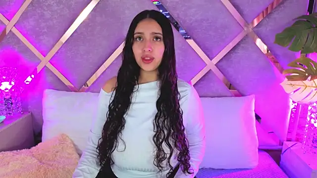 Snapshot of paulette_dupont chatting on December 19, 4:38 am paulette dupont online show from December 19, 4:38 am