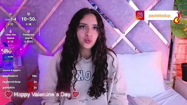 Snapshot of paulette_dupont chatting on February 15, 8:35 am paulette dupont online show from February 15, 8:35 am