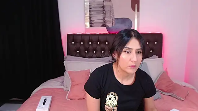 Snapshot of mia_aira chatting on March 18, 8:26 pm mia aira online show from March 18, 8:26 pm