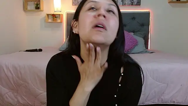 mia aira online show from November 28, 4:07 pm