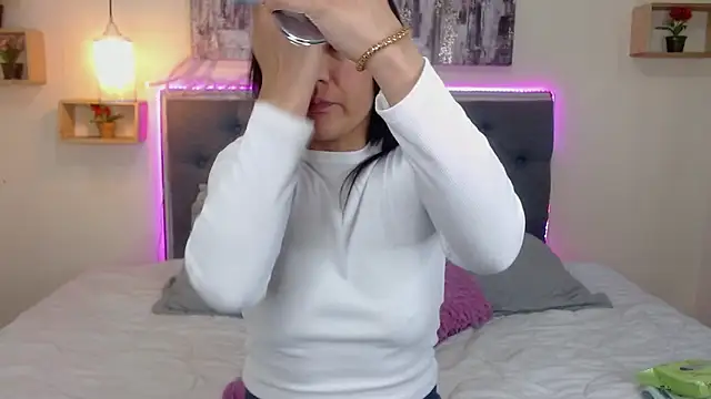 mia aira online show from October 25, 3:12 pm