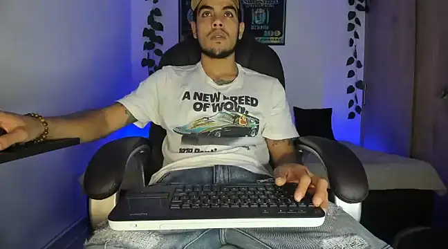 Snapshot of mikee_scooth chatting on March 15, 12:25 am mikee scooth online show from March 15, 12:25 am