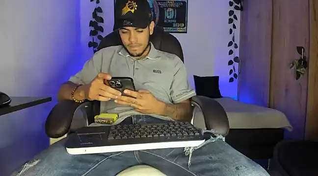 Snapshot of mikee_scooth chatting on March 14, 2:31 am mikee scooth online show from March 14, 2:31 am