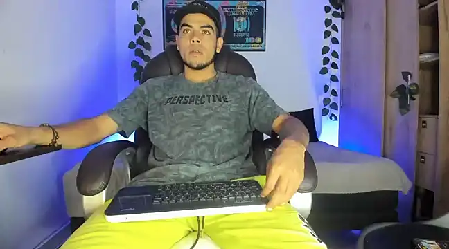 Snapshot of mikee_scooth chatting on March 6, 8:16 pm mikee scooth online show from March 6, 8:16 pm