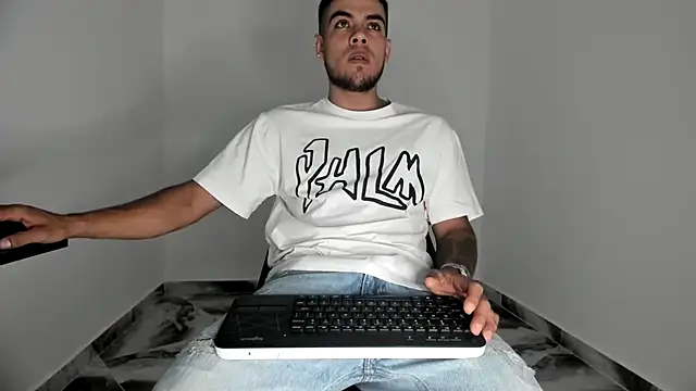 Snapshot of mikee_scooth chatting on November 18, 4:43 pm mikee scooth online show from November 18, 4:43 pm