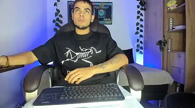 Snapshot of mikee_scooth chatting on March 7, 3:29 am mikee scooth online show from March 7, 3:29 am