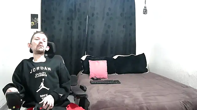 Snapshot of Sophia_and_Thomas chatting on February 22, 9:12 am Sophia and Thomas online show from February 22, 9:12 am