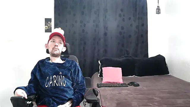 Snapshot of Sophia_and_Thomas chatting on December 22, 11:22 am Sophia and Thomas online show from December 22, 11:22 am