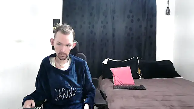 Snapshot of Sophia_and_Thomas chatting on December 21, 11:22 am Sophia and Thomas online show from December 21, 11:22 am