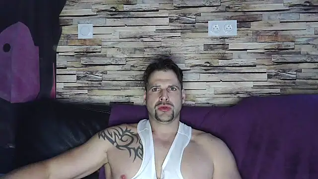 Snapshot of XxBigboybandxX chatting on March 11, 5:35 pm XxBigboybandxX online show from March 11, 5:35 pm