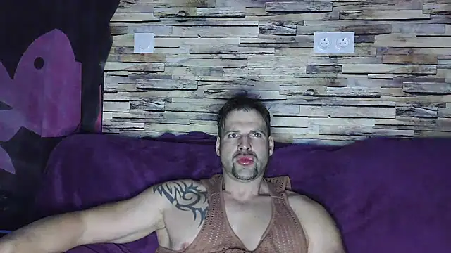 Snapshot of XxBigboybandxX chatting on March 13, 7:17 pm XxBigboybandxX online show from March 13, 7:17 pm