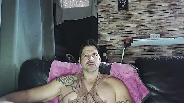 Snapshot of XxBigboybandxX chatting on December 15, 9:37 am XxBigboybandxX online show from December 15, 9:37 am