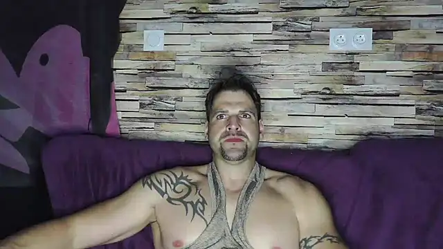 Snapshot of XxBigboybandxX chatting on February 28, 7:25 pm XxBigboybandxX online show from February 28, 7:25 pm