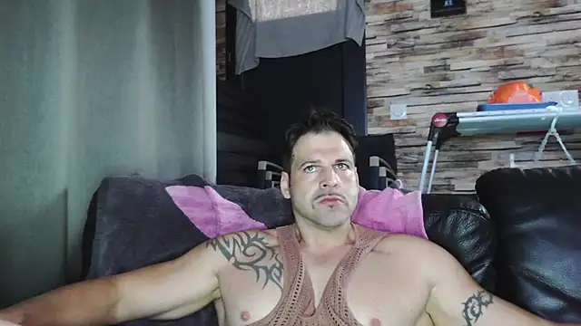 Snapshot of XxBigboybandxX chatting on November 20, 8:15 am XxBigboybandxX online show from November 20, 8:15 am