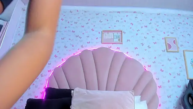 Snapshot of ashlyleee_ chatting on December 9, 11:58 am ashlyleee online show from December 9, 11:58 am