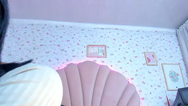 Snapshot of ashlyleee_ chatting on December 4, 6:00 pm ashlyleee online show from December 4, 6:00 pm