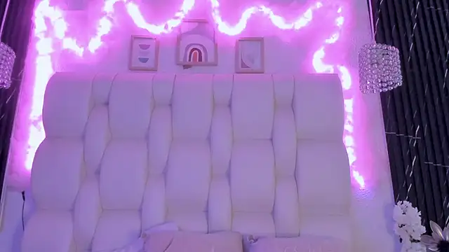 MelodiLovee  online show from April 9, 3:51 pm