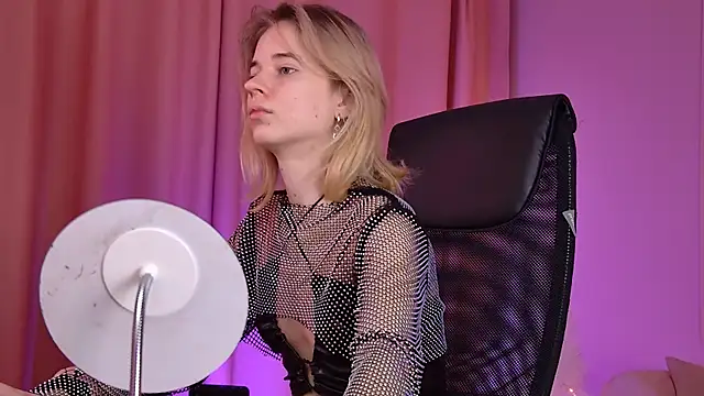 Snapshot of TinaDavil chatting on December 20, 9:12 am TinaDavil online show from December 20, 9:12 am