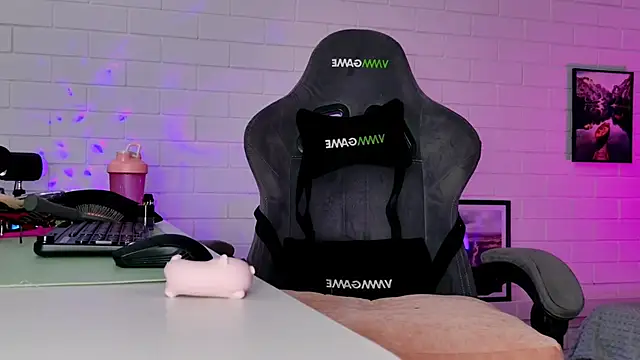 TinaDavil online show from March 19, 1:11 pm