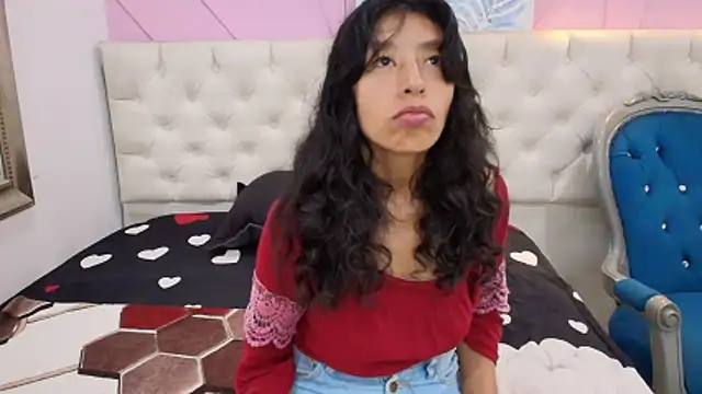 karolinee 66  online show from May 26, 4:32 am