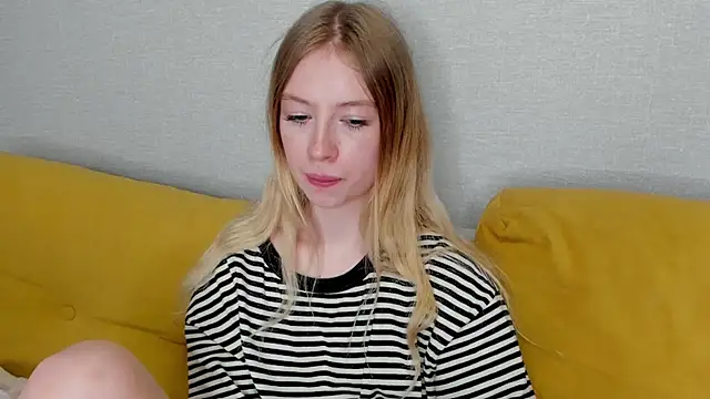 minidivaa  online show from February 26, 7:10 pm