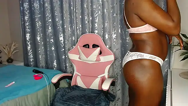 Snapshot of MissBigNipples chatting on June 24, 2:43 am MissBigNipples online show from June 24, 2:43 am