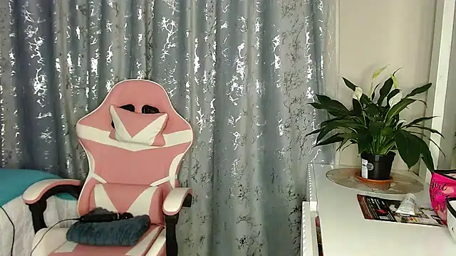 Snapshot of MissBigNipples chatting on July 15, 3:02 am MissBigNipples online show from July 15, 3:02 am