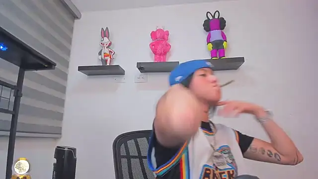 Gangster Girl online show from May 3, 5:34 am