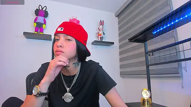 Gangster Girl online show from February 19, 2:30 am