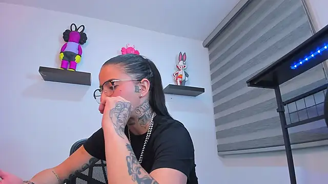 Gangster Girl online show from November 28, 3:39 am