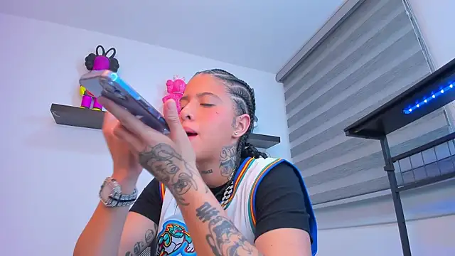 Gangster Girl online show from November 4, 2:26 am