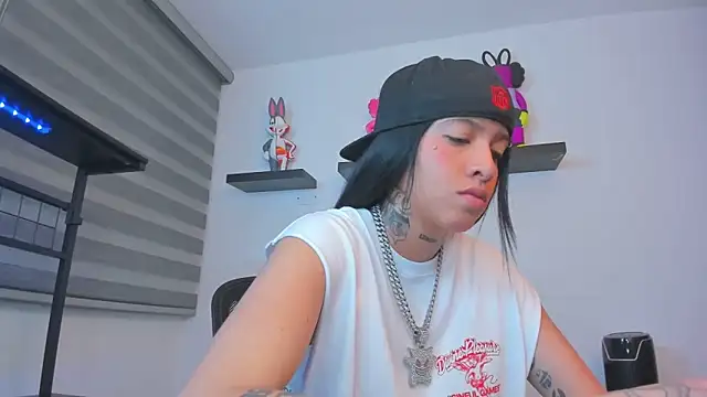 Gangster Girl online show from November 26, 11:05 pm