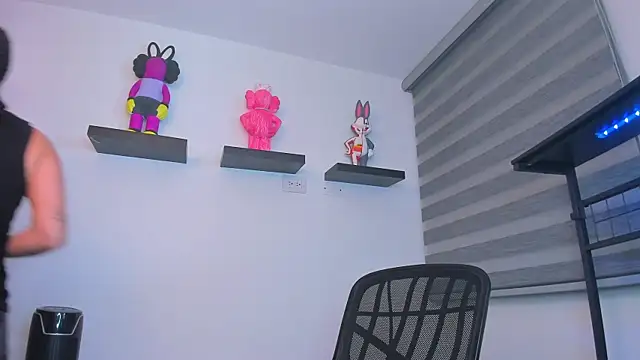 Gangster Girl online show from December 2, 5:20 am