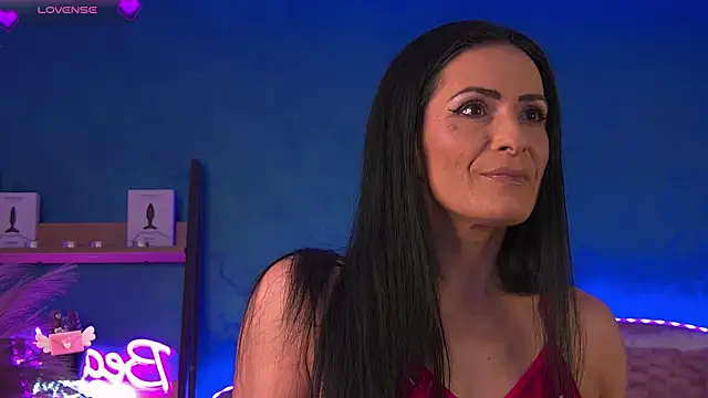 Snapshot of RaisaVawn chatting on November 18, 7:00 am RaisaVawn online show from November 18, 7:00 am