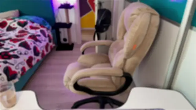 Snapshot of courteous_raspberrry chatting on October 1, 11:14 am courteous raspberrry online show from October 1, 11:14 am