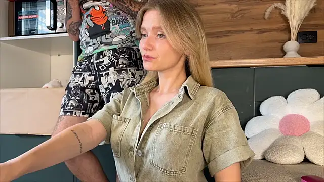 Snapshot of Adelovenick chatting on July 4, 8:21 am Adelovenick online show from July 4, 8:21 am
