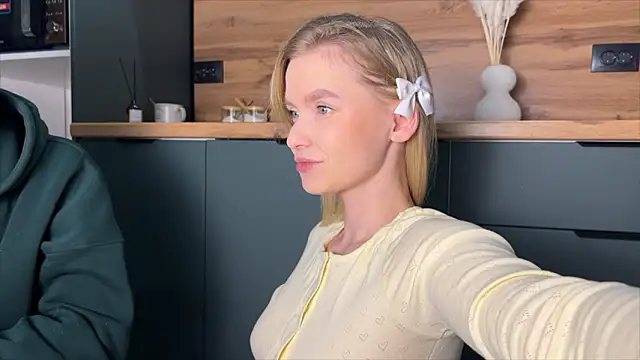 Snapshot of Adelovenick chatting on February 6, 7:43 pm Adelovenick online show from February 6, 7:43 pm