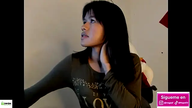 meganthompsonn22 online show from November 30, 8:20 pm