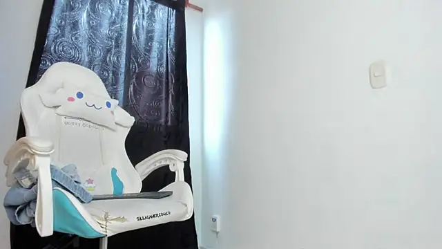 meganthompsonn22 online show from May 15, 8:40 pm