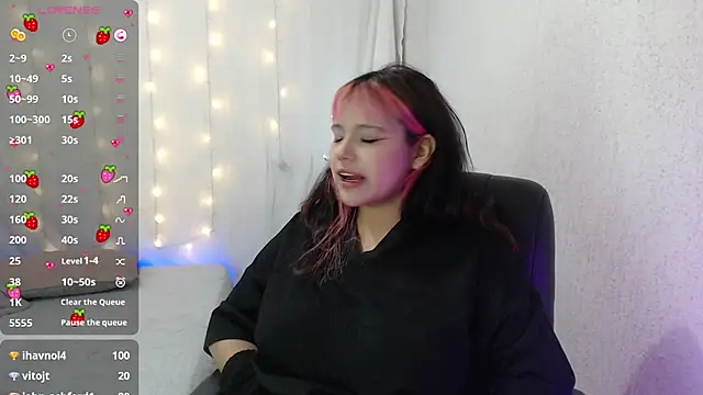 Snapshot of mixie_cute chatting on December 20, 1:14 am mixie cute online show from December 20, 1:14 am