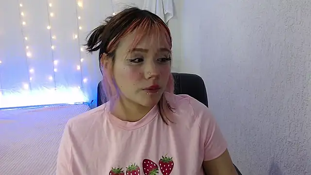 Snapshot of mixie_cute chatting on December 1, 7:52 pm mixie cute online show from December 1, 7:52 pm