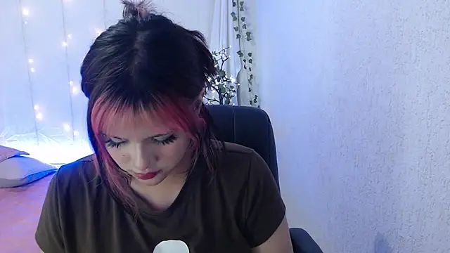 Snapshot of mixie_cute chatting on January 6, 10:15 pm mixie cute online show from January 6, 10:15 pm