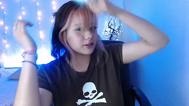 Snapshot of mixie_cute chatting on December 4, 2:03 am mixie cute online show from December 4, 2:03 am