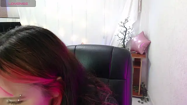 Snapshot of mixie_cute chatting on December 18, 12:32 am mixie cute online show from December 18, 12:32 am