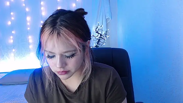 Snapshot of mixie_cute chatting on December 3, 10:56 pm mixie cute online show from December 3, 10:56 pm
