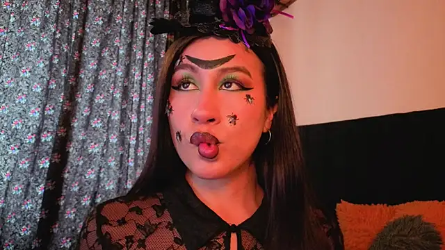 EmiGomez  online show from October 25, 8:09 pm