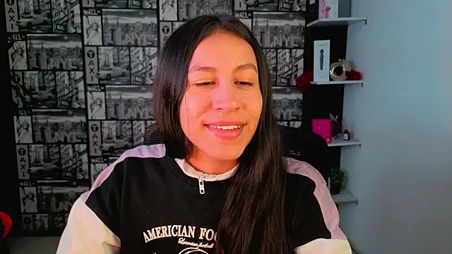 Snapshot of EmiGomez_ chatting on June 21, 2:34 pm EmiGomez online show from June 21, 2:34 pm