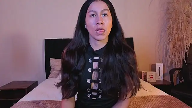 EmiGomez  online show from March 25, 1:10 pm