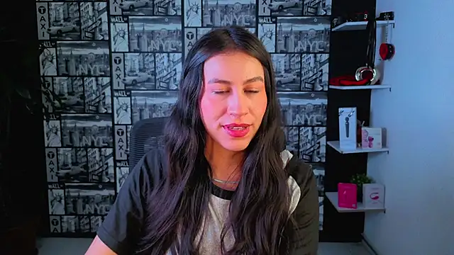 Snapshot of EmiGomez_ chatting on June 19, 3:29 pm EmiGomez online show from June 19, 3:29 pm